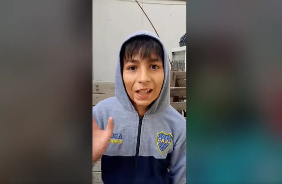 El pequeño dejó un mensaje reflexivo a través de un video que se volvió viral.