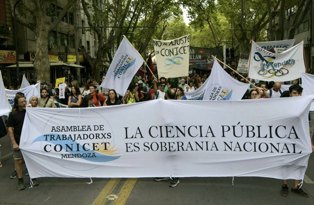 Los trabajadores del Conicet se manifestaron durante el Carrusel de Vendimia. Foto: Orlando Pelichotti / Los Andes