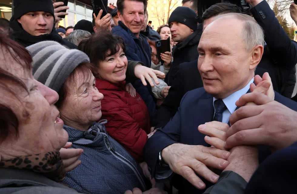El presidente de Rusia, Vladimir Putin, recibe expresiones de afecto de persones en la periferia de la ciudad de Stavropol, Rusia, en las últimas horas de campaña previo a las votaciones de este viernes.