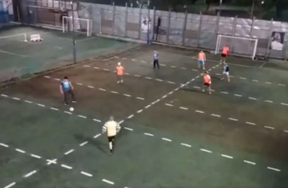 En Rosario juegan al fútbol 5 con distanciamiento obligatorio. Una modalidad que llamó la atención de todos.