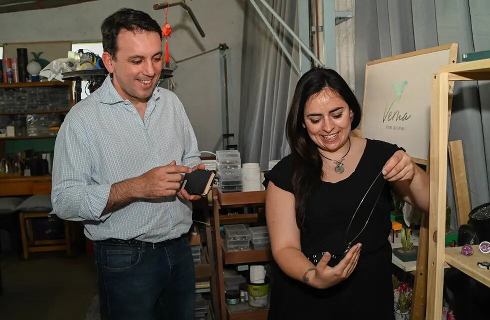García Zalazar junto a Antonella Blotta
y un emprendimiento de Godoy Cruz, premiado a nivel nacional por su impronta sustentable. Foto: Prensa Godoy Cruz