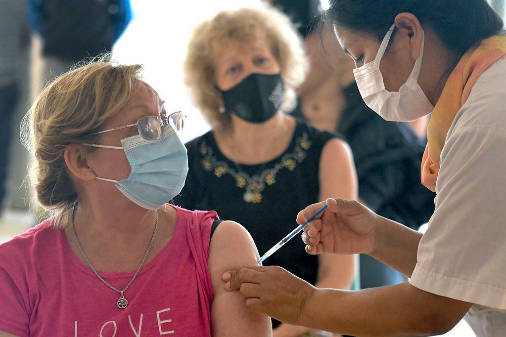 Crecen las dudas sobre vacunación y covid positivo. Foto: Orlando Pelichotti / Los Andes