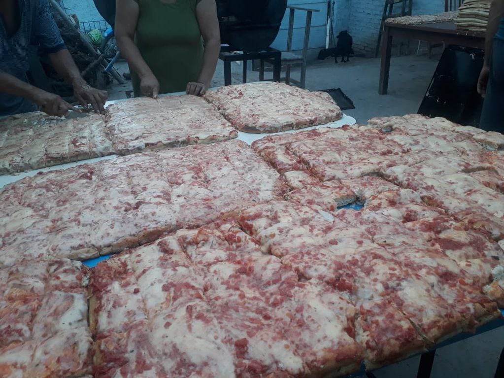 El viernes 17 de diciembre se cocinaron y entregaron más de 5.300 porciones de pizza para los chicos de El Algarrobal y sus padres. Foto: Gentileza Gabriela Carmona.