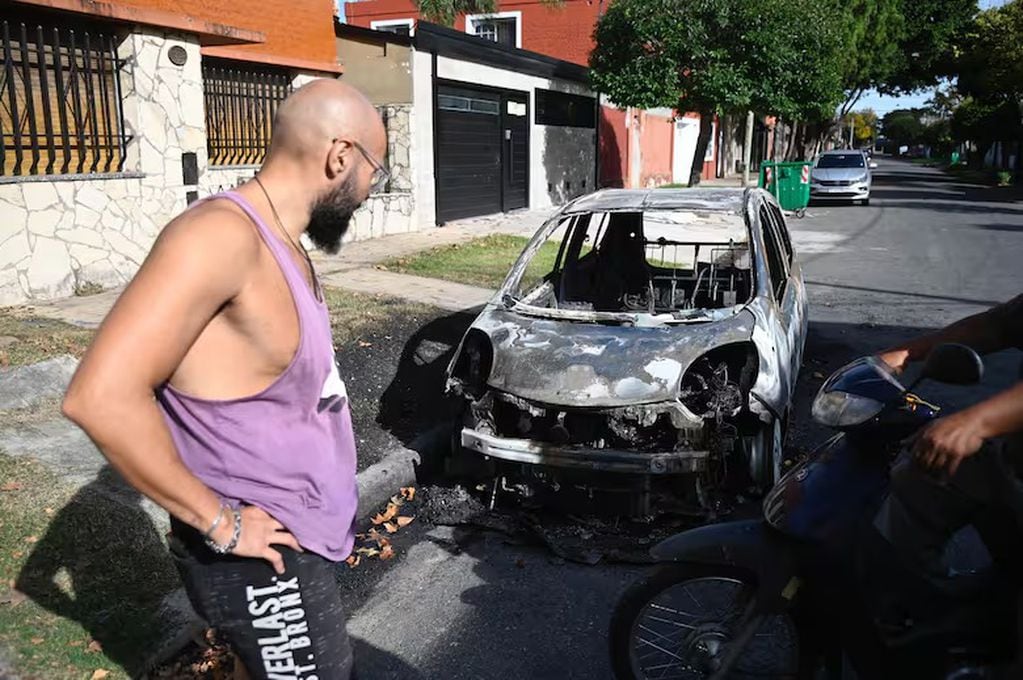 El momento donde un ciudadano se encuentra con su auto quemado. Foto: La Nación