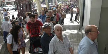  Jubilados hacen fila para cobrar el bono. Foto: Marcos García