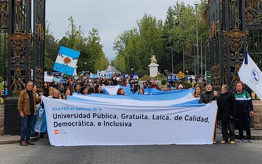 El 23 de abril, desde las 16, la comunidad universitaria se movilizará hasta la Plaza Independencia para defender la educación pública.
