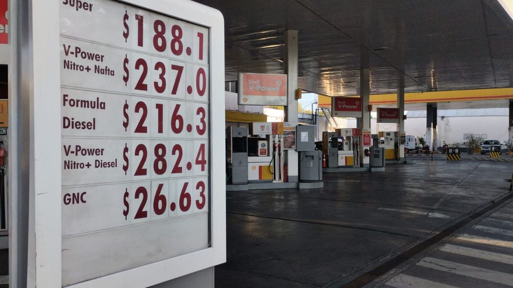 Precios de combustibles en Shell (Costanera y Garibaldi) Foto: Claudio Gutiérrez / Los Andes