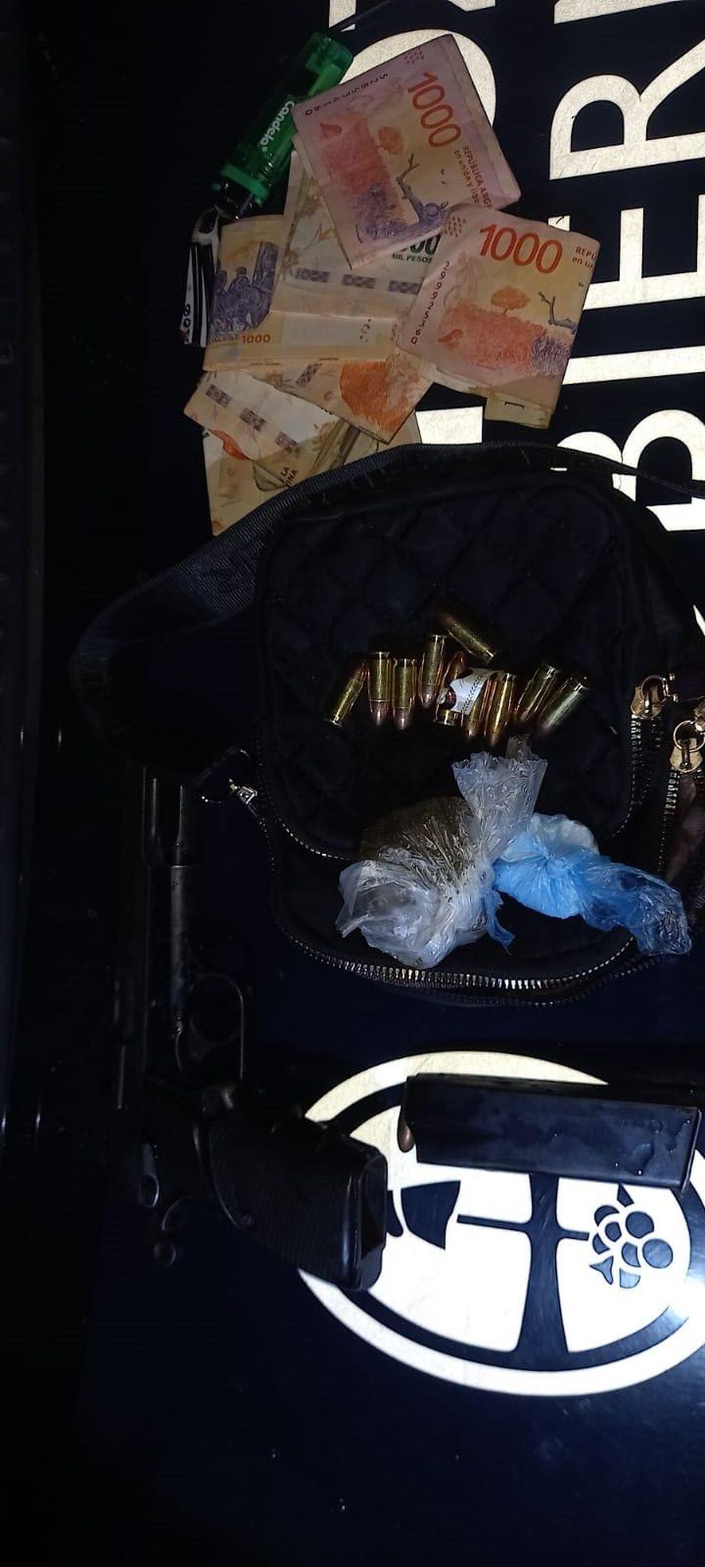 La mujer poseía una pistola 9 mm con 10 balas y dos envoltorios con drogas. Foto: Fuentes Policiales.