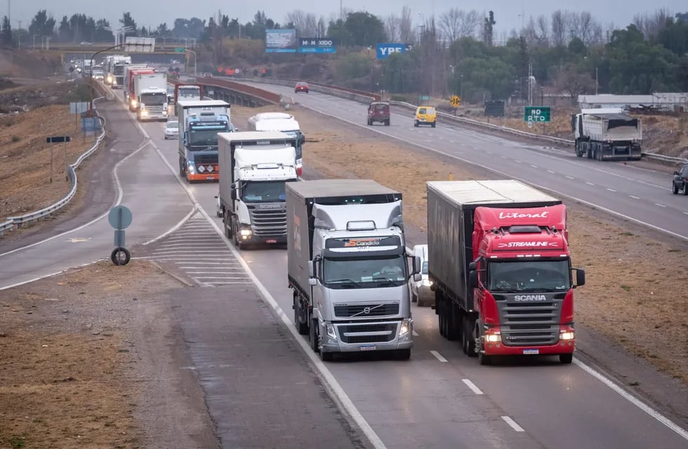 El transporte de carga ha tenido una disminución del 40% en la actividad, porque la caída del consumo ha provocado un menor traslado de mercaderías. Foto: Ignacio Blanco / Los Andes