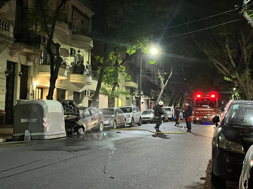 Siete vehículos fueron quemados de manera intencional por un hombre en el barrio de Palermo.