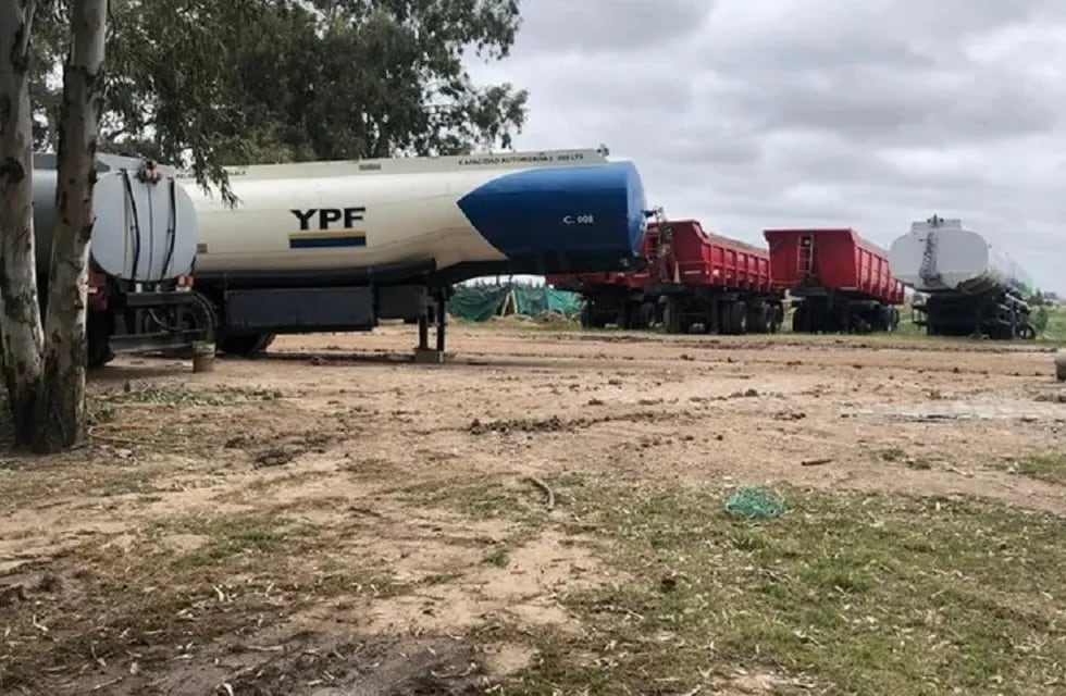 Camión cisterna con 20 mil litros de crudo en Máximo Paz - Clarín