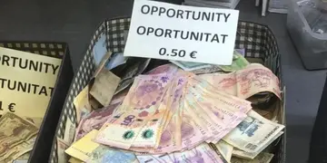 Escandalosa publicación en las redes muestra a una feria en España vendiendo billetes de 100 pesos argentinos a 50 centavos de Euro