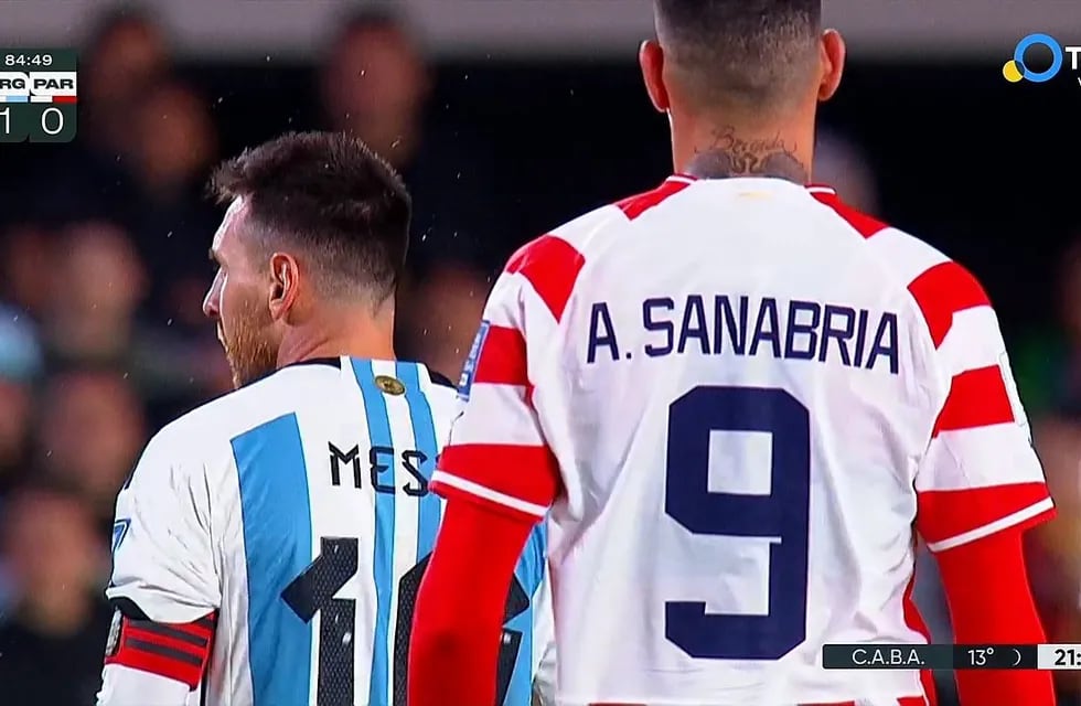El cruce entre Lionel Messi y Antonio Sanabria.