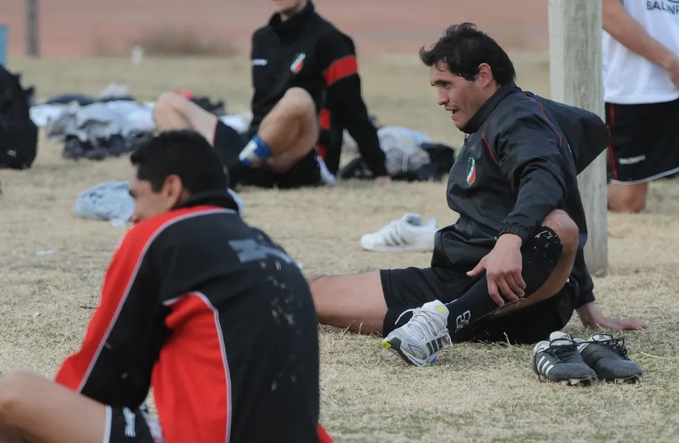 Mendoza, 27 de Julio de 2010. Carlos Azcurra entrena en el Deportivo Maipú con el sueño de volver a jugar. / José Gutiérrez - Los Andes