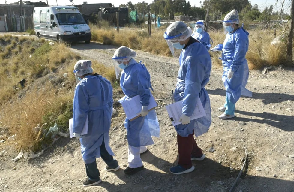 Más de 200 nuevos pacientes fueron detectados por vínculos estrechos que el equipo de Salud sale a hisopar. Foto: Orlando Pelichotti / Los Andes