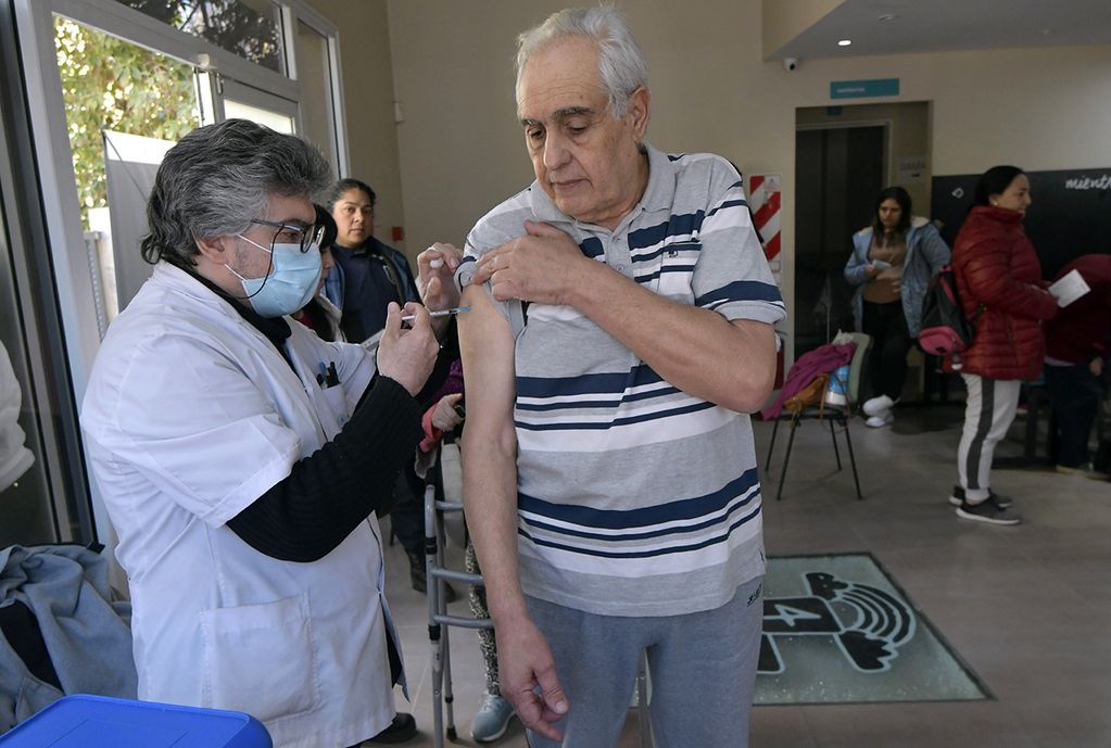 Los mayores de 60 años se muestran como los más predispuestos a la vacunación. | Foto:  Orlando Pelichotti / Los Andes
