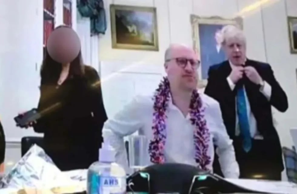 Boris Johnson en imágenes durante una de las fiestas celebradas en pleno aislamiento total en Reino Unido