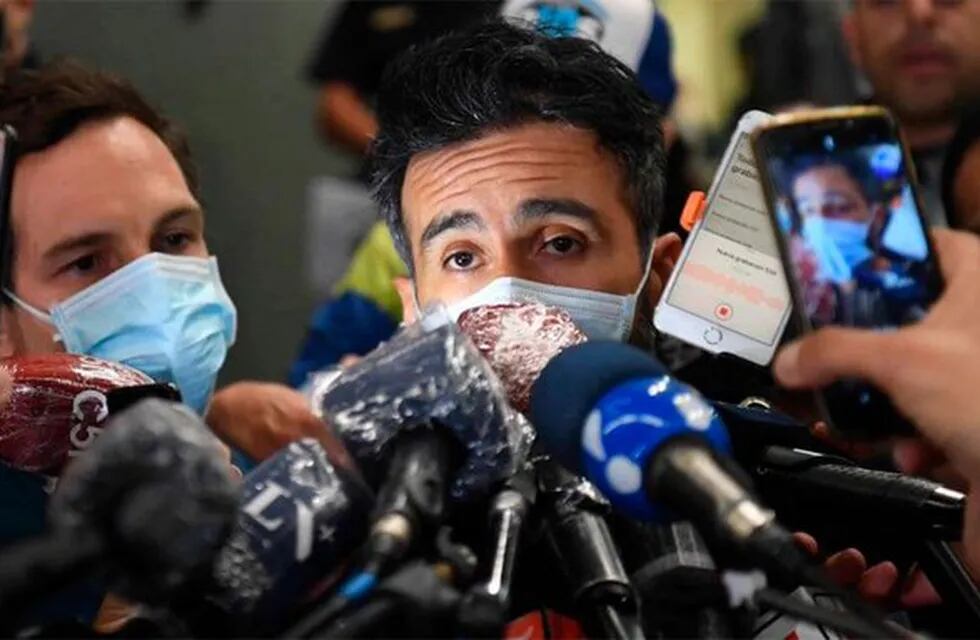 Leopoldo Luque salió a informar a la prensa sobre la salud de Maradona y afirmó que su evolución es muy buena y está muy cerca del alta. / Gentileza.