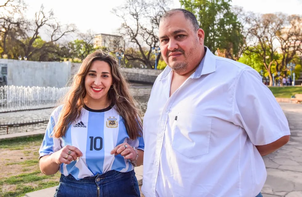 Dana y “Rolo” son dos de los 100 afortunados mendocinos que alentarán a la Selección argentina en Qatar. Foto: Mariana Villa / Los Andes