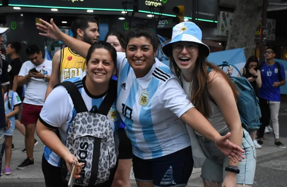 Festejos en Peatonal y San Martín por el triunfo de Argentina contra México. - Mariana Villa  / Los Andes