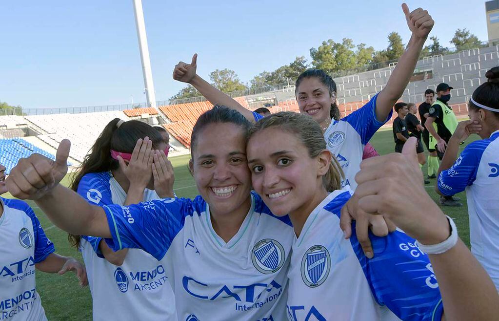 Godoy Cruz A logró su cuarto título de la Liga Mendocina de fútbol femenino  frente a AMUF.
Foto: Orlando Pelichotti