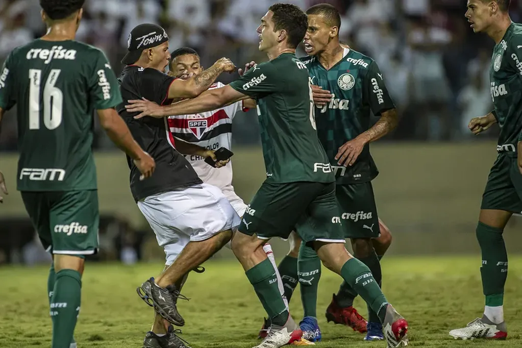 Se dio en un amistoso entre Palmeiras y San Pablo. El agresor fue aprehendido y el caso está siendo investigado por la Justicia local.