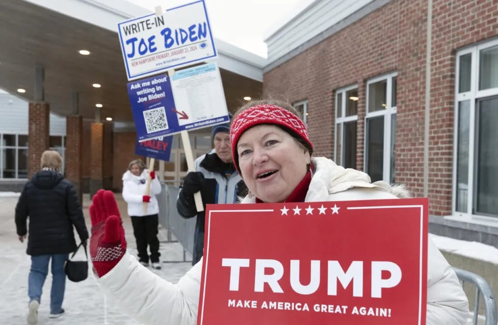 New Hampshire. Simpatizantes de Donald Trump y Joe Biden en las afueras del recinto donde los candidatos hablaron al finalizar el recuento de los votos.