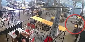 Estremecedor video: un hombre intentó balear un bar en Rosario pero los disparos no salieron