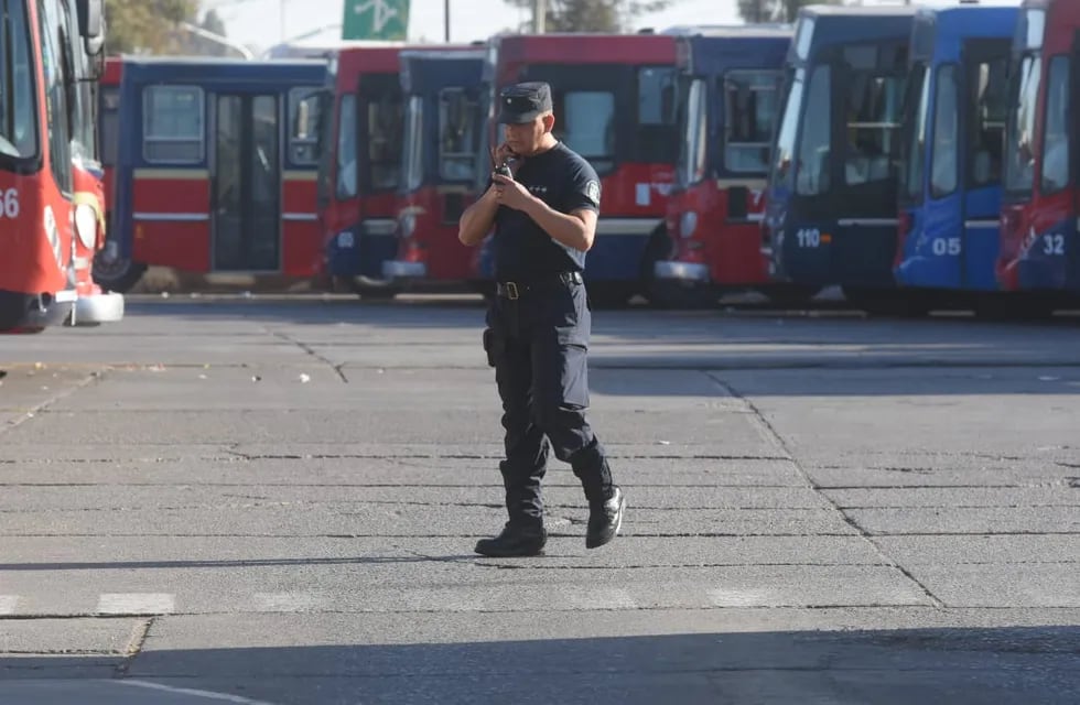 Circula solo el 20% del transporte urbano y los micros tienen custodia policial