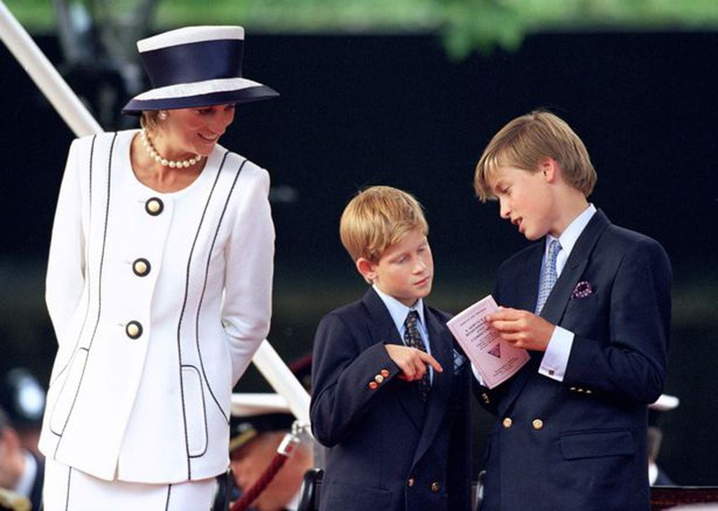 Lady Di tuvo que soportar las presiones de la familia real para tratar de forma diferente a sus hijos. Foto Mirror.
