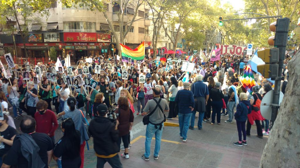 En Menodza miles dfe personas marcharon en conmemoración del último golpe de Estado cívico militar. José Gutiérrez/Los Andes.