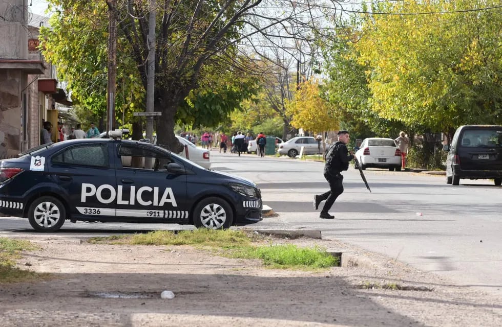 Un policía resultó herido tras el ataque de algunos vecinos del barrio Santa Teresita. Foto: Mariana Villa / Los Andes