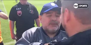 Diego Maradona y Eduardo Coudet se fundieron en un abrazo fraternal en la previa del partido., El 10 le dedicó unas palabras al Chacho. 