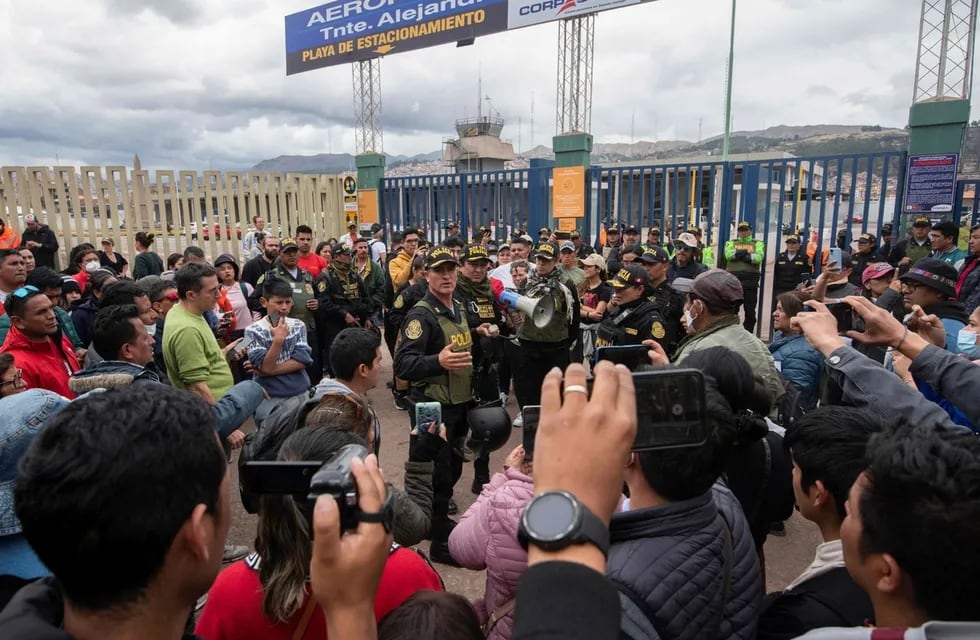 Decenas de turistas quedaron varados en Cusco sin novedades sobre sus vuelos, debido a la crisis política que atraviesa Perú.