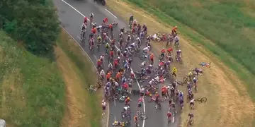 La impresionante caída masiva en el Tour de France que obligó a neutralizar la carrera y provocó varios abandonos