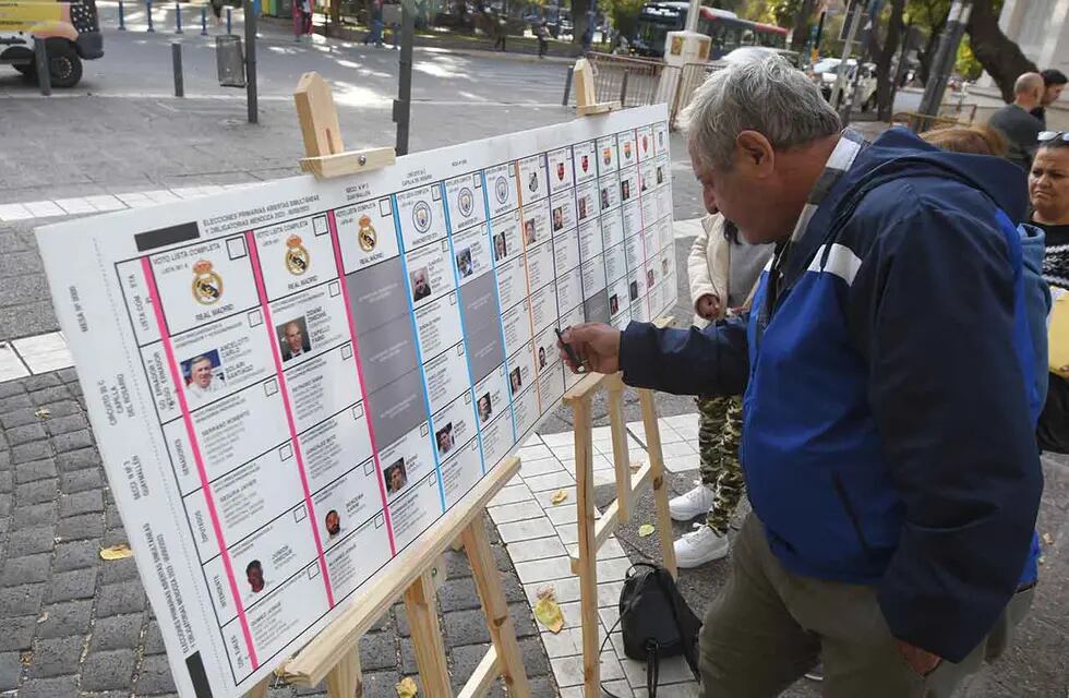 En Peartonal y Patricias Mendocinas de Ciudad, voluntarios le explican a las personas como votar con la nueva boleta en estas elecciones Foto:José Gutierrez / Los Andes