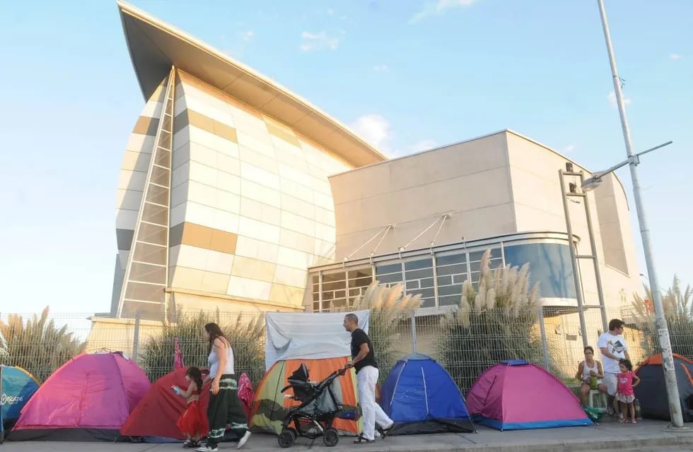 Vendimia: fans de Romeo Santos acampan en el Le Parc para conseguir entradas 