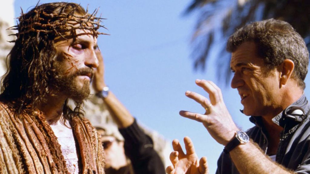 El actor Jim Caviezel recibe indicaciones de Mel Gibson durante el rodaje de la película.