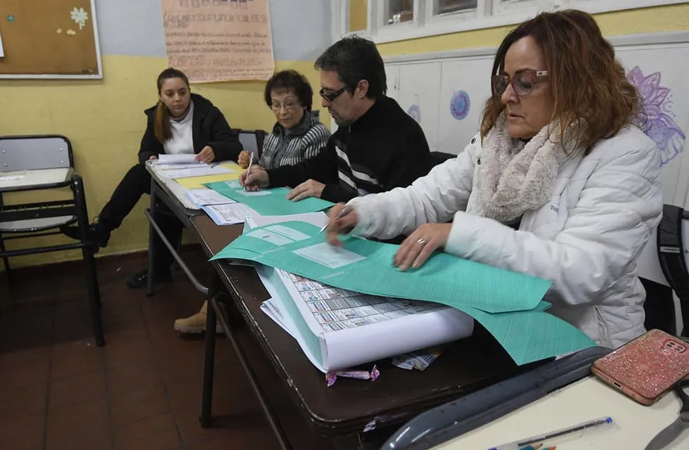 Autoridades de mesa durante las elecciones provinciales PASO 2023 en Mendoza. Foto: José Gutierrez / Los Andes