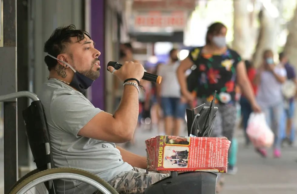Manu Heredia, cantante callejero que quedo hemipléjico cuando lo asaltaron. Trabaja cantando en las calles para pagarse el viaje de rehabilitación en China
Foto: Orlando Pelichotti / Los Andes