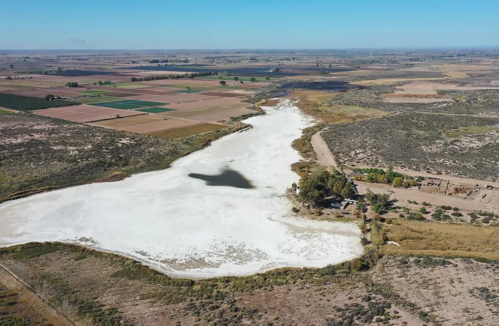 La Laguna del Viborón, un humedal clave que está al borde de la sequía absoluta y desaparición. Así se ve la imagen aérea con un dron. Foto: Claudio Gutiérrez / Los Andes.