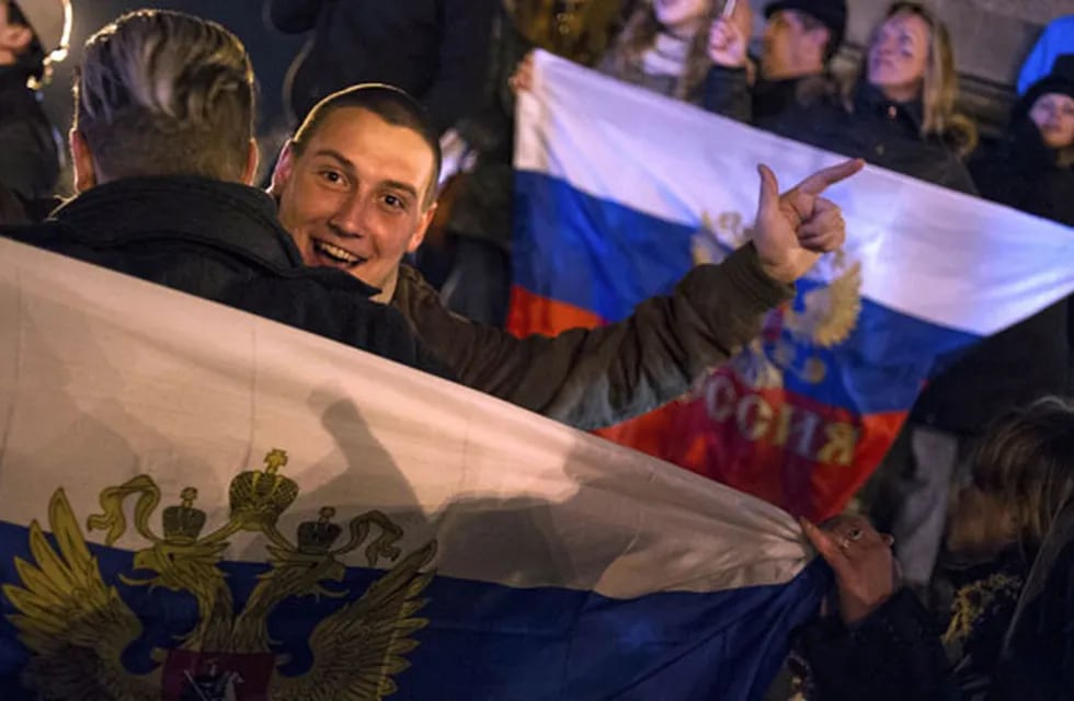 Ciudadanos prorrusos celebrando con banderas de la Federación en Crimea.
