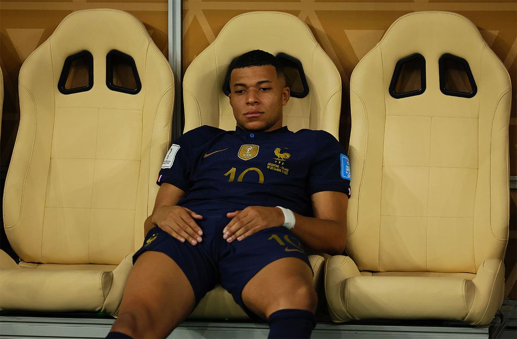 Lusail (Qatar), 18/12/2022.- Kylian Mbappe of France reacts after losing the FIFA World Cup 2022 Final between Argentina and France at Lusail stadium, Lusail, Qatar, 18 December 2022. Argentina won 4-2 on penalties. (Mundial de Fútbol, Francia, Estados Unidos, Catar) EFE/EPA/Ronald Wittek
