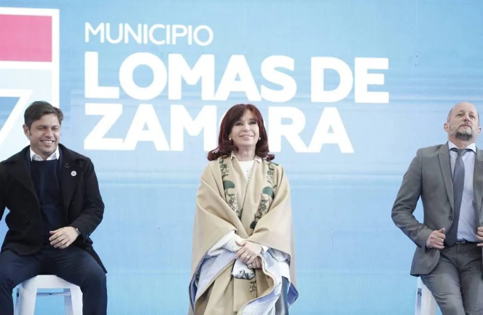 La vicepresidenta Cristina Fernández de Kirchner junto al gobernador de Buenos Aires, Axel Kicillof, y el intendente de Lomas de Zamora, Martín Insaurralde.