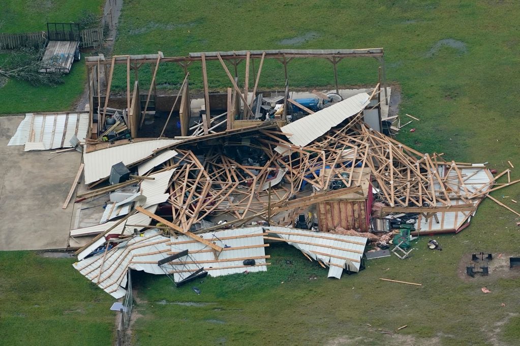 Vista aérea de una casa totalmente destruida.