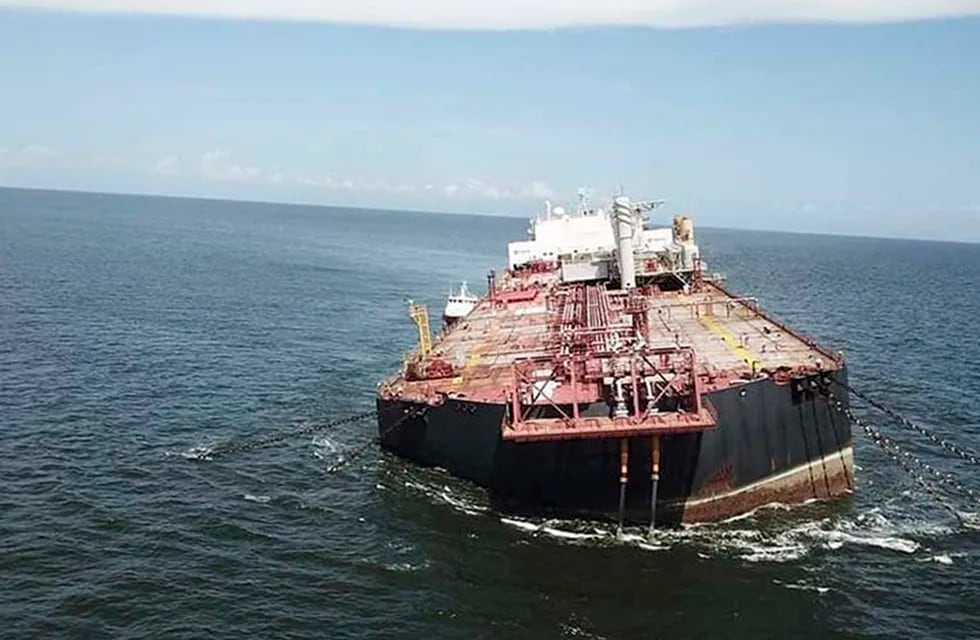 El enorme buque flota cerca de unas de las costas de Venezuela