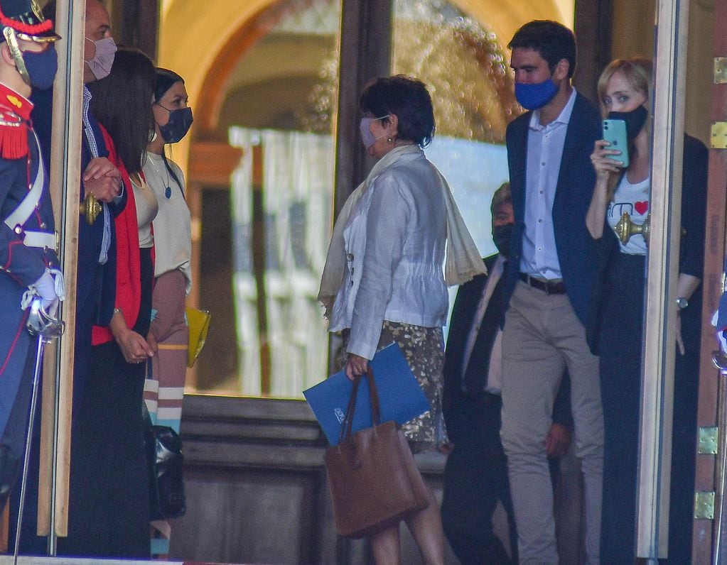 Saliendo de Casa Rosada saludando a Mercedes Marco Del Pont. (Federico Lopez Claro)