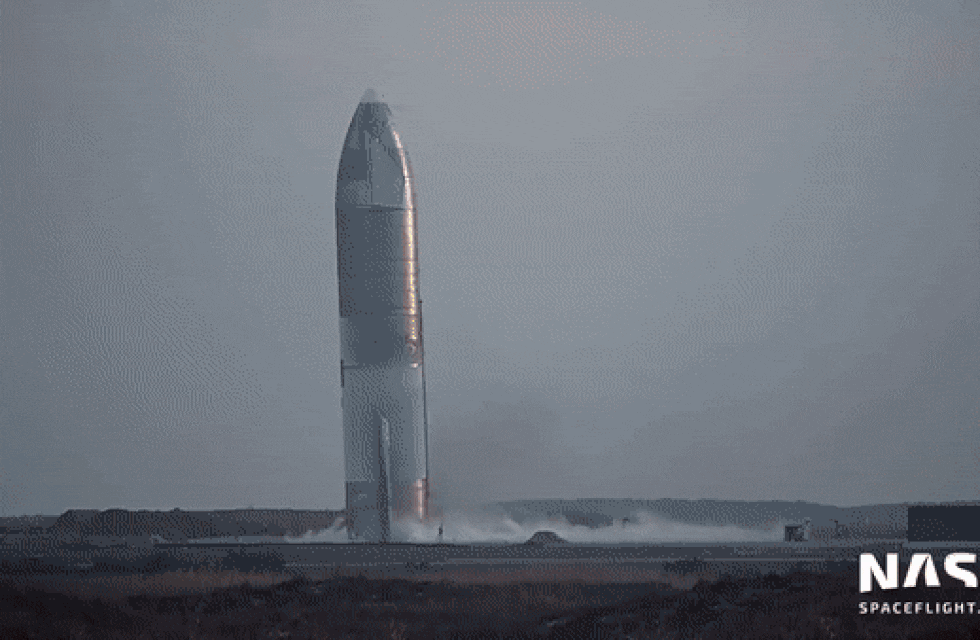 Un cohete prototipo de SpaceX logró aterrizar con éxito pero explotó a los pocos segundos.