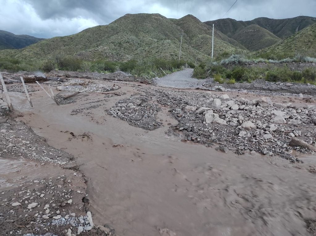 Los montañistas fueron soprendidos por las crecidas y tuvieron que esperar a que bajase el nivel del agua. Foto: Nicolás Ríos  / Los Andes.
