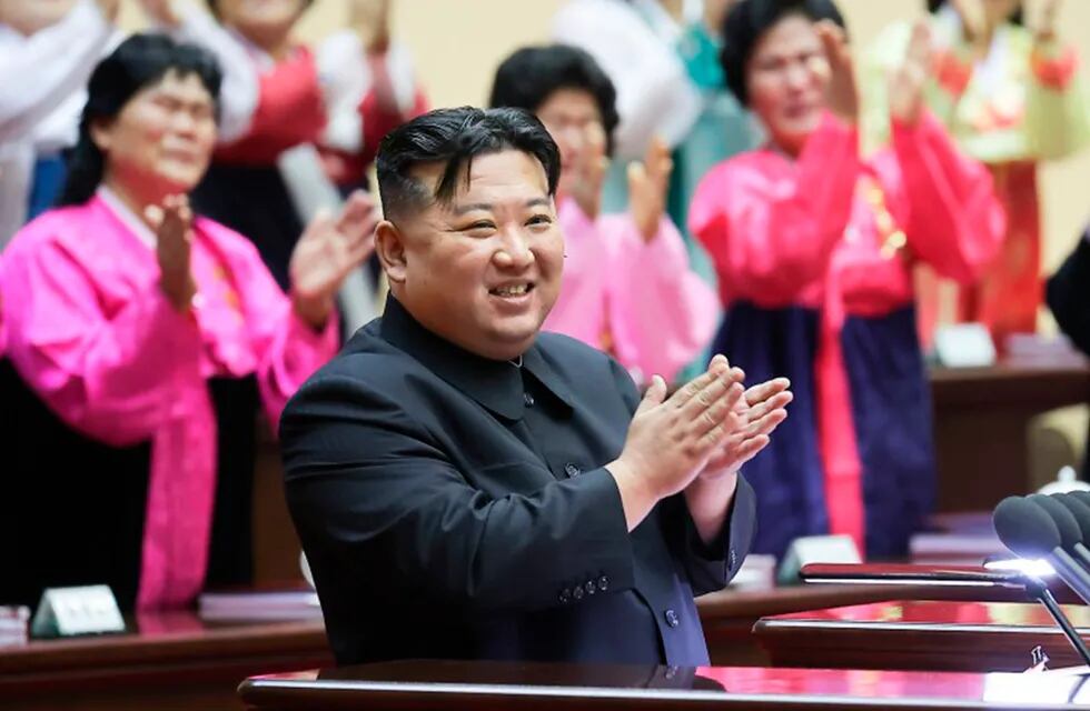 El líder norcoreano aplaudiendo en la Reunión Nacional de Madres en Pyongyang. Foto: La Voz